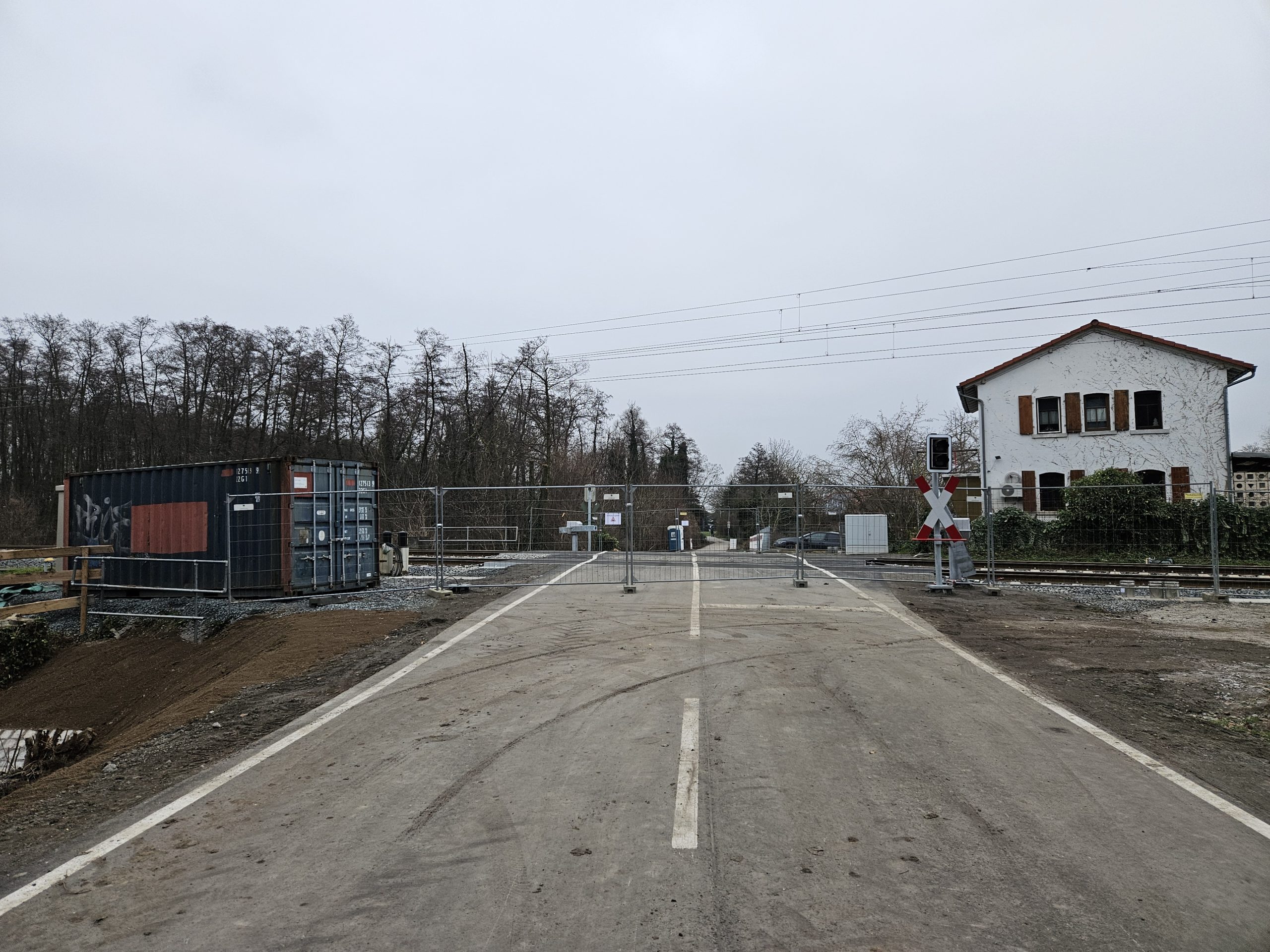 Gesperrter Bahnübergang in Biblis