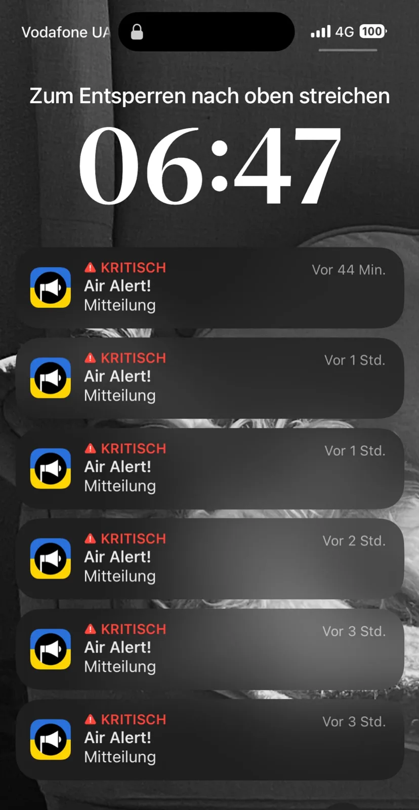 Sperrbildschirm eines Smartphones mit sechs Luftalarm-Benachrichtigungen