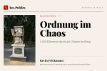 Titelgrafik „Ordnung im Chaos“, Gastbeitrag von Kevin Frickmann, mit Foto des durch Holz und Sandsäcke geschützten Marmorlöwen in Odesa
