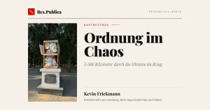 Titelgrafik „Ordnung im Chaos“, Gastbeitrag von Kevin Frickmann, mit Foto des durch Holz und Sandsäcke geschützten Marmorlöwen in Odesa