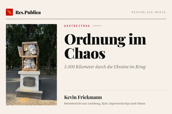 Titelgrafik „Ordnung im Chaos“, Gastbeitrag von Kevin Frickmann, mit Foto des durch Holz und Sandsäcke geschützten Marmorlöwen in Odesa